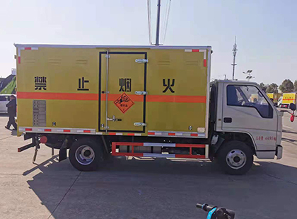 南坤镇爆破器材运输车